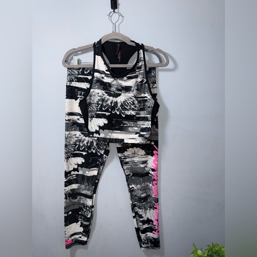 Betsey Johnson PRFMCE floral daisy black grey stripe legging & Tank set L EUC